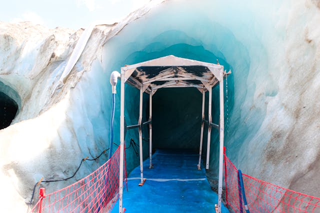 Foreign tourist group had an accident during a visit to an ice cave; About 200 people were stranded: ICELAND