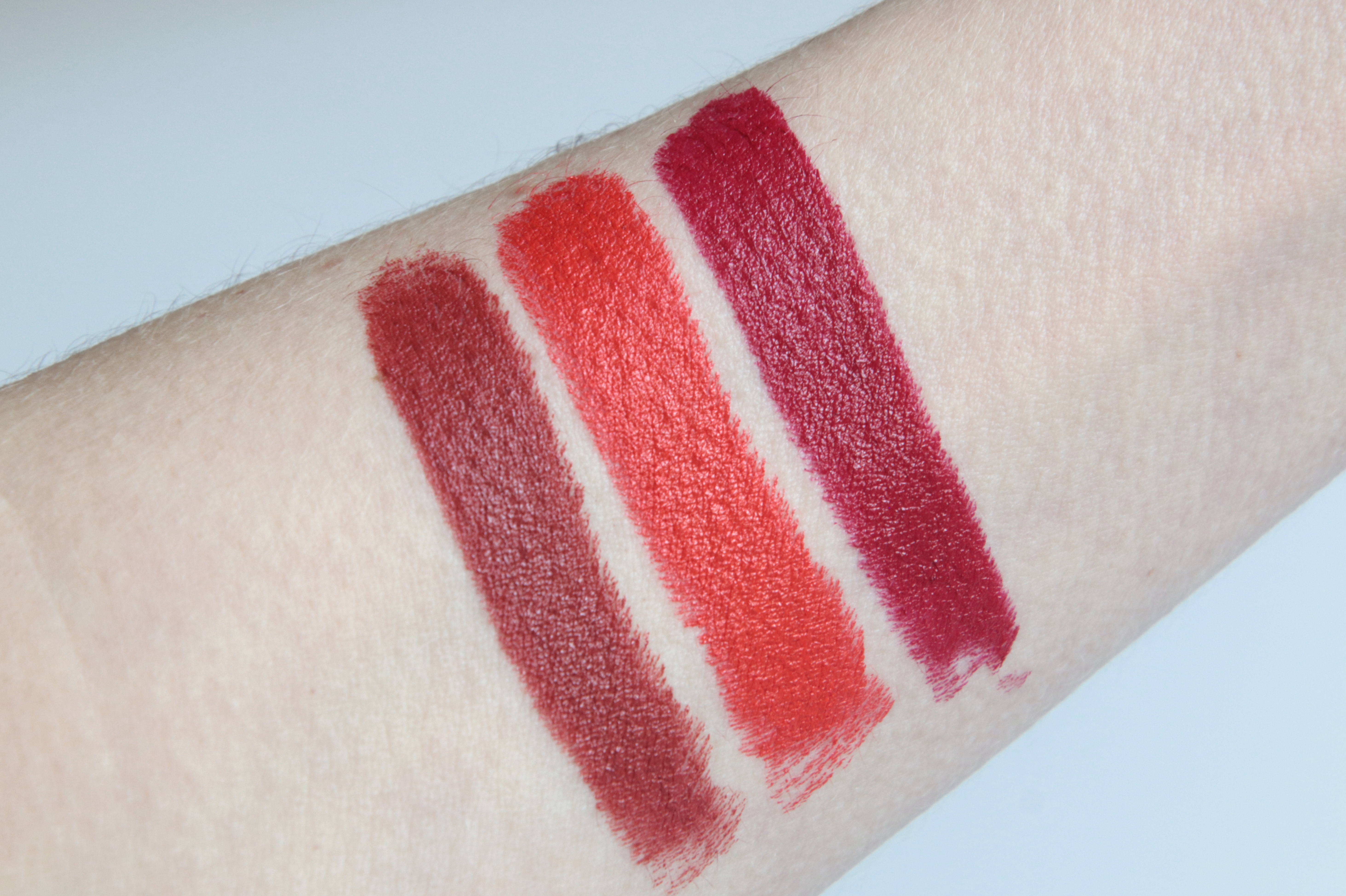 La Perla Matte Silk Lipstick rouge à lèvres104 tango red 102 terracotta red 107 cherry red swatch