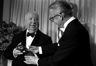 Hitchcock recibiendo en los Oscar el premio Irving Thalberg