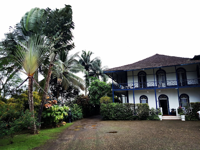 View of Roça São João dos Angolares towards the front entrance.