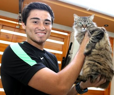 Foto de Rodrigo Cuba con su tocaño un gato