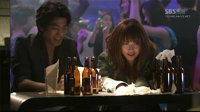 Sang Hyun Hee (Song Joon) dan Gong Ah Jung (Yoon Eun Hye) minum bersama di sebuah klub