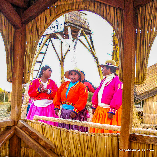 Indígenas do povo Uro cantam para os turistas em uma ilha flutuante, próxima a Puno