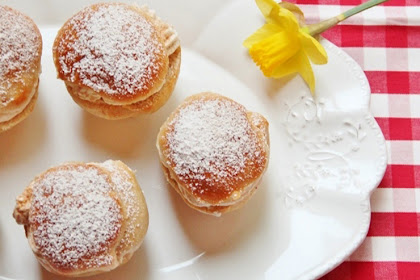 Ich back mir, traditionelle SEMLA mit Blaubeerfüllung & Zimtsahne