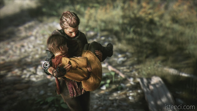A Plague Tale: Innocence: Amicia yürümekten yorulan kardeşi Hugo'yu kucağında taşıyor.
