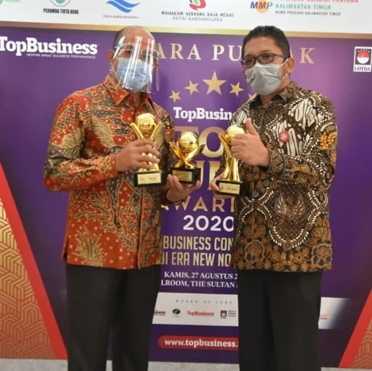 Mantap! Wako Mahyeldi Menerima Penghargaan Pembina Top BUMD 2020