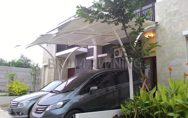 Tenda membrane untuk garasi kendaraan beroda empat di rumah Tenda membrane untuk garasi kendaraan beroda empat di rumah