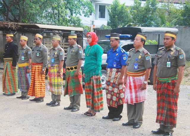 Personil Satpol PP - Damkar, Meriahkan HUT Sulsel Pakai Assesories Budaya, Masuk Kantor