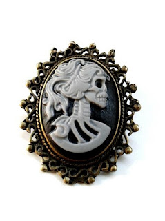 BROCHE CAMAFEO "SKELETON GIRL". Gris sobre fondo negro.