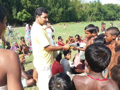 बांका जिला वैश्य महासम्मेलन ने बाढ़ पीड़ितों के बीच बांटी राहत सामग्री