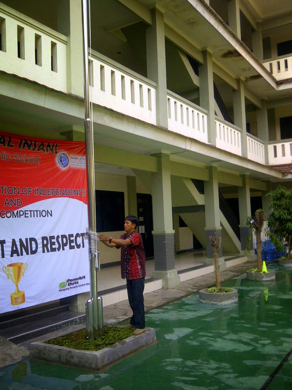 Pemasangan tiang bendera di bekasi sekolah global insani islamic