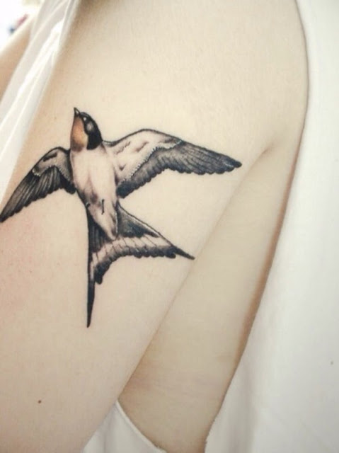 tatuagens femininas de pássaros