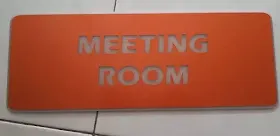 papan-nama-meeting-room-perusahaan-bahan-akrilik