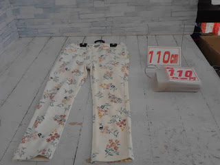 中古品　子供服　１１０ｃｍ　ホワイト　小花プリント　ロングパンツ　１１０円