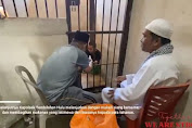 Kapolsek Tembilahan Hulu Bagikan Nasi Bungkus ke Para Tahanan