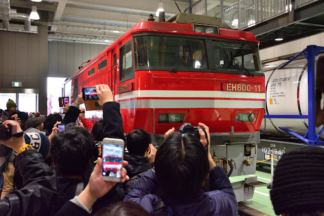 EH800 京都鉄道博物館への入線シーンを撮る