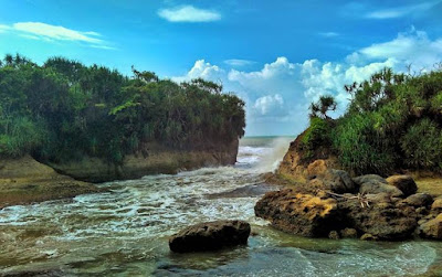 Pantai cicaladi, pantai karang bolong, pantai sukabumi