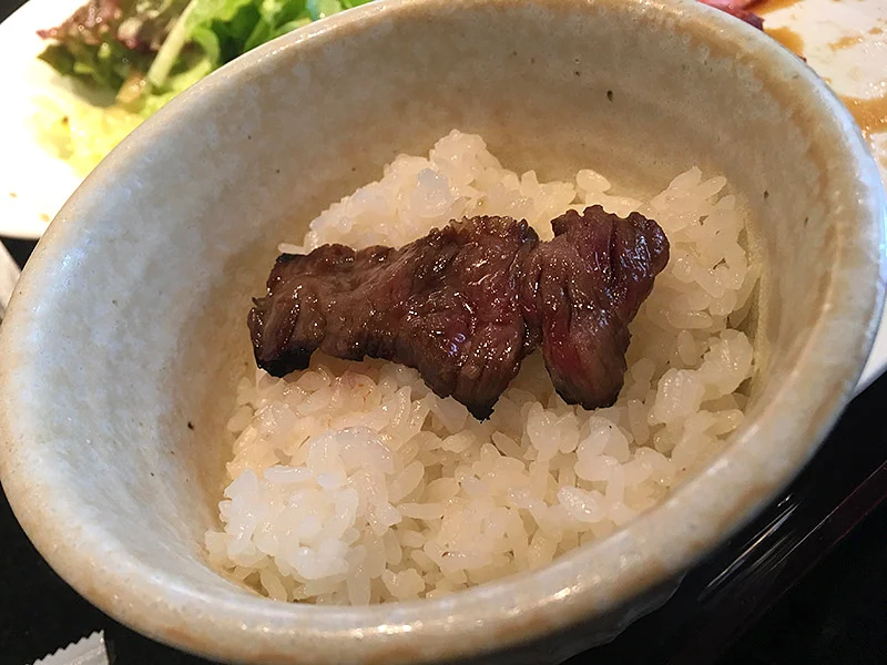 東京メトロ虎ノ門駅から西へ徒歩3・4分ほど霞が関のビル街にある焼肉店『焼肉たまき家』のA5・A4黒毛雌和牛カルビランチをオンザライス