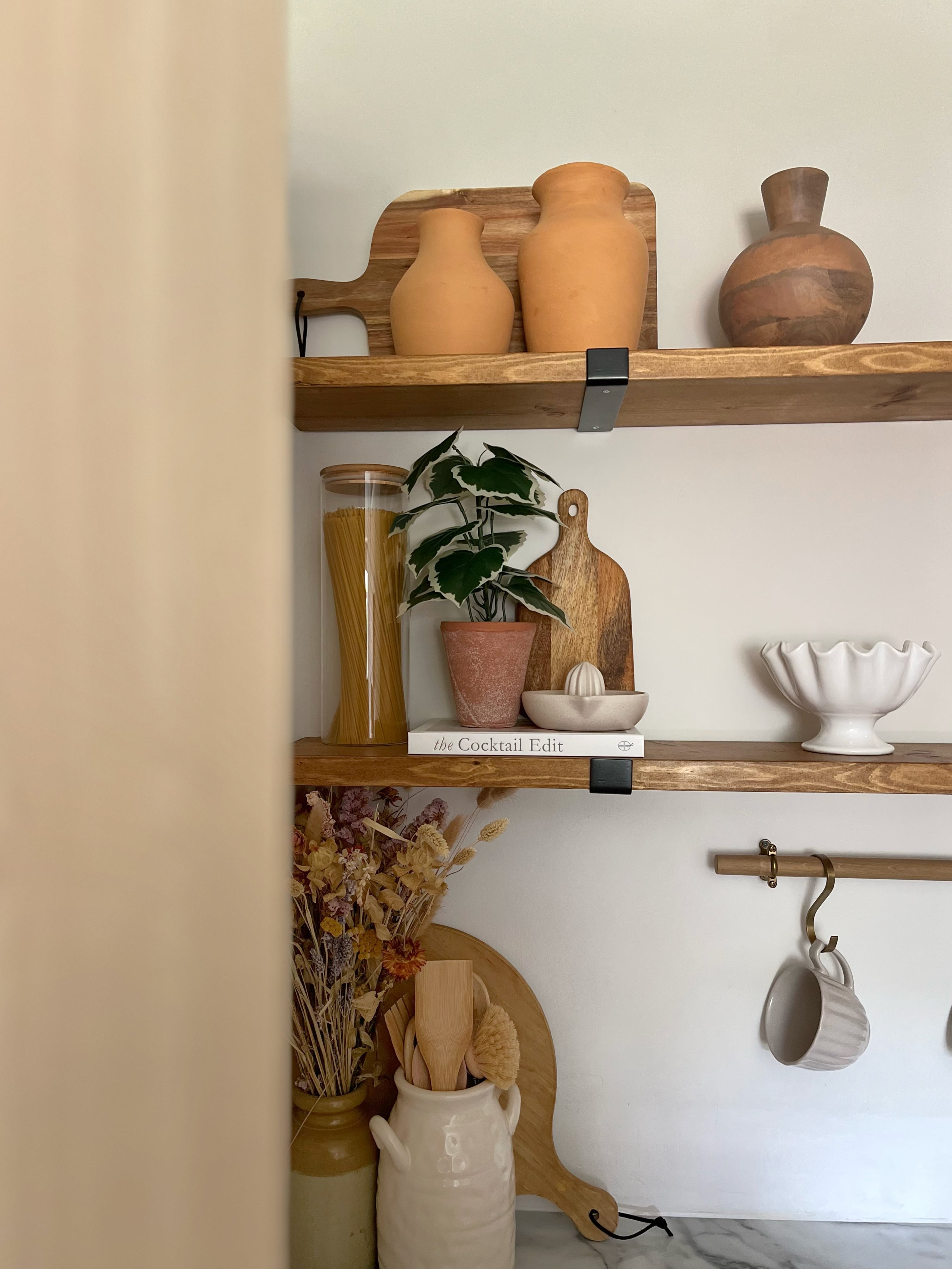 Open kitchen shelf styling. Scaffold board shelves styled in farmhouse style. Budget kitchen inspiration for your home decor