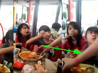 2 Anak Perempuan Ini Makan di Restoran dengan Lahap, Tanpa Sadar Diawasi Pria yang Akhirnya Buat Nangis...