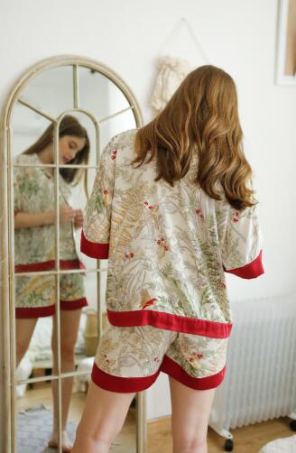 Caroline Daur vistiendo un pijama estampado durante la Semana de la Moda de París 3