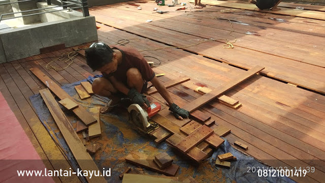 Menghitung biaya pemasangan Decking kayu di Rooftop