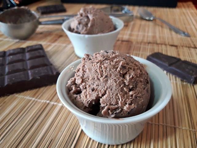 Helado de Nocilla con trocitos de chocolate