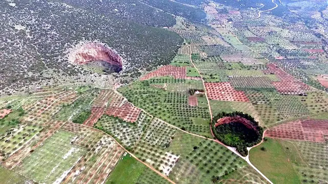 Δολίνες Διδύμων: Οι εντυπωσιακοί δίδυμοι κρατήρες της Αργολίδας (βίντεο drone)