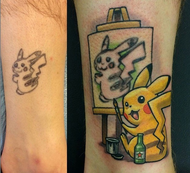 Uma tatuagem bizarra feita por um homem nos Estados Unidos foi disfarçada de uma maneira incrível por uma tatuadora de Massachussetts: ela alterou o desenho para simular que o pokemón Pikachu – que era quase irreconhecível na original – estava pintando a si mesmo, como em um autorretrato (Foto: Reprodução/Instagram/NiteOwl Tattoo)