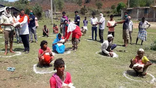 समाजसेवियों ने उठाया बीड़ा, बैगा गरीब परिवारों को घर घर जाकर बांटे अनाज व जरूरतमंद सामान