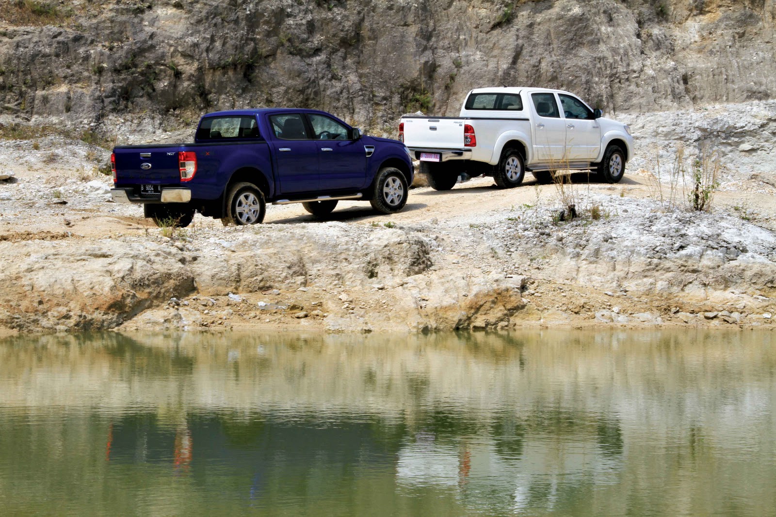 4X4 COMPARE Toyota Hilux G 25 VNT M T Vs All New Ford Ranger 22