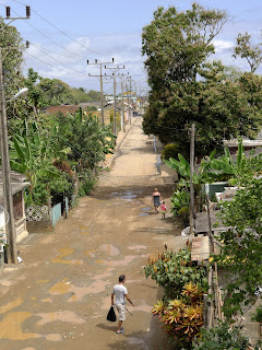 Baracoa, Kuba, Calle Rodney, unbefestigter, schlammiger Weg nach Regen.