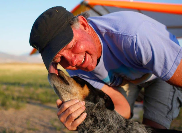 El perro volador que curó a su dueño la ansiedad