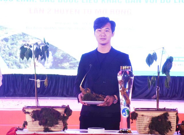 Chiêm ngưỡng củ sâm Ngọc Linh khủng được bán <a href=