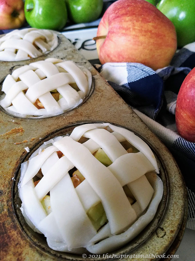 Apple pie tarts in muffin tin, Miniature apple pies, Apple pie lattice design, woven pie crust, apple pie with criss cross top, pillsbury pie crust lattice