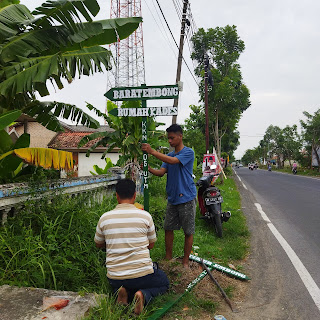 Pemasangan Plang Nama Dusun di Desa Sabiyan