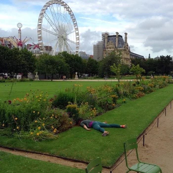 30 Hilarious Anti-Selfies Of Woman 'Dying' At Famous Landmarks