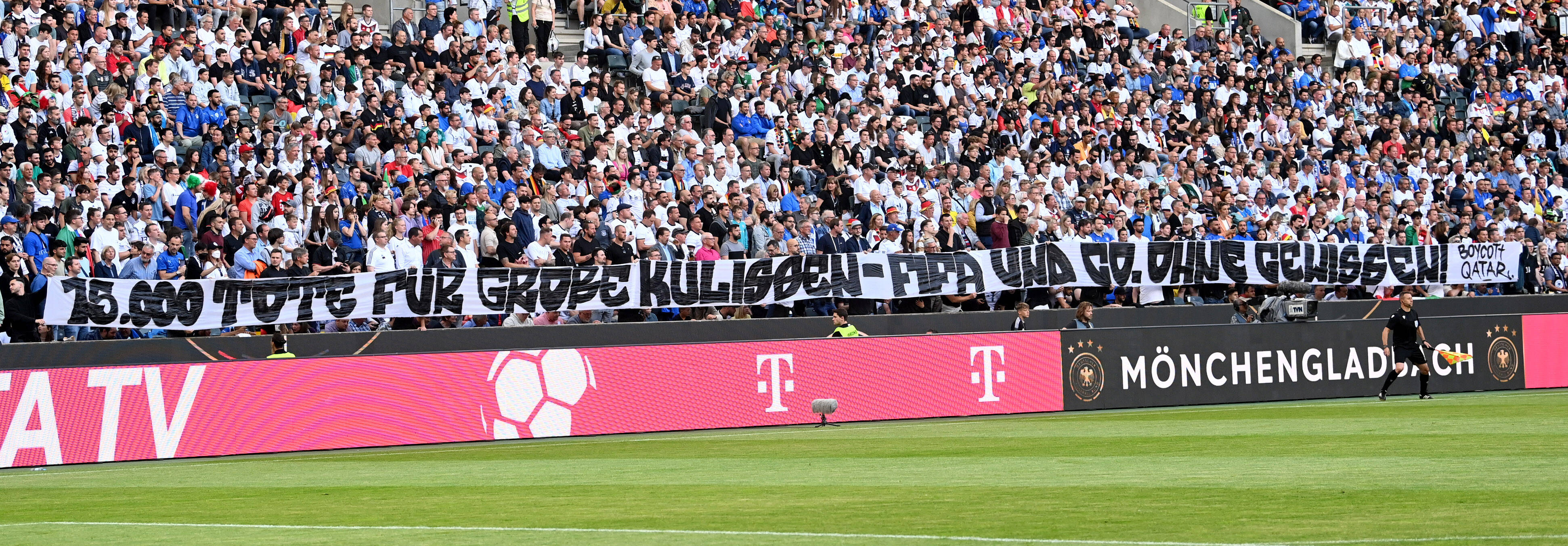Mann machte im Stadion auf Menschenrechte aufmerksam: DFB schaltet Polizei  ein