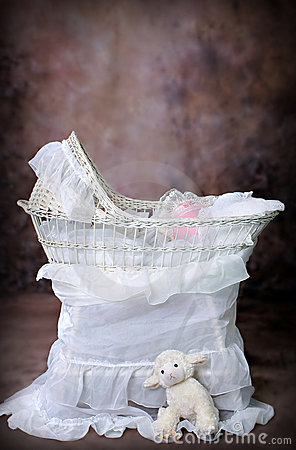 Antique Bassinet Wicker5