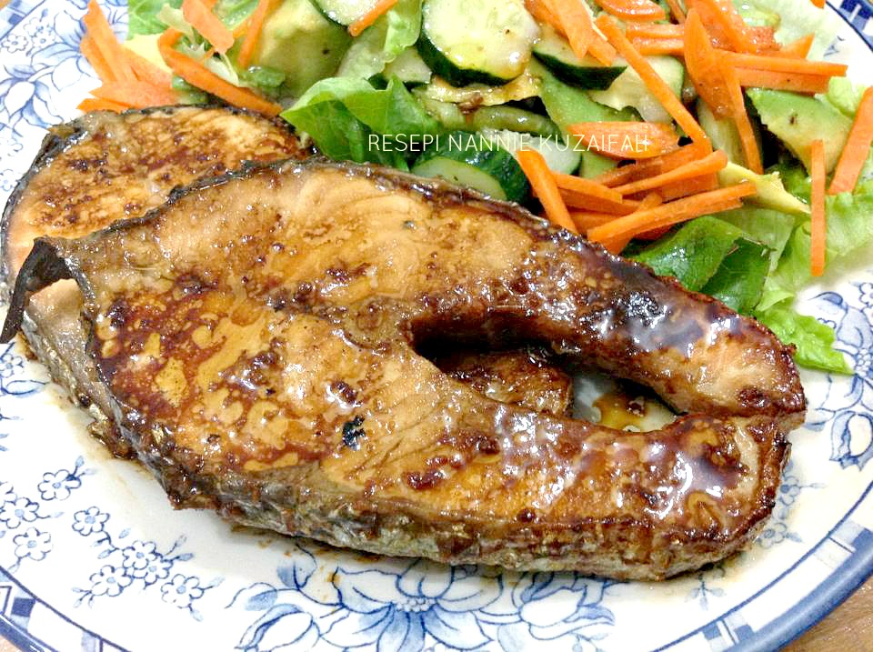 RESEPI NENNIE KHUZAIFAH: Grill ikan salmon bersama salad