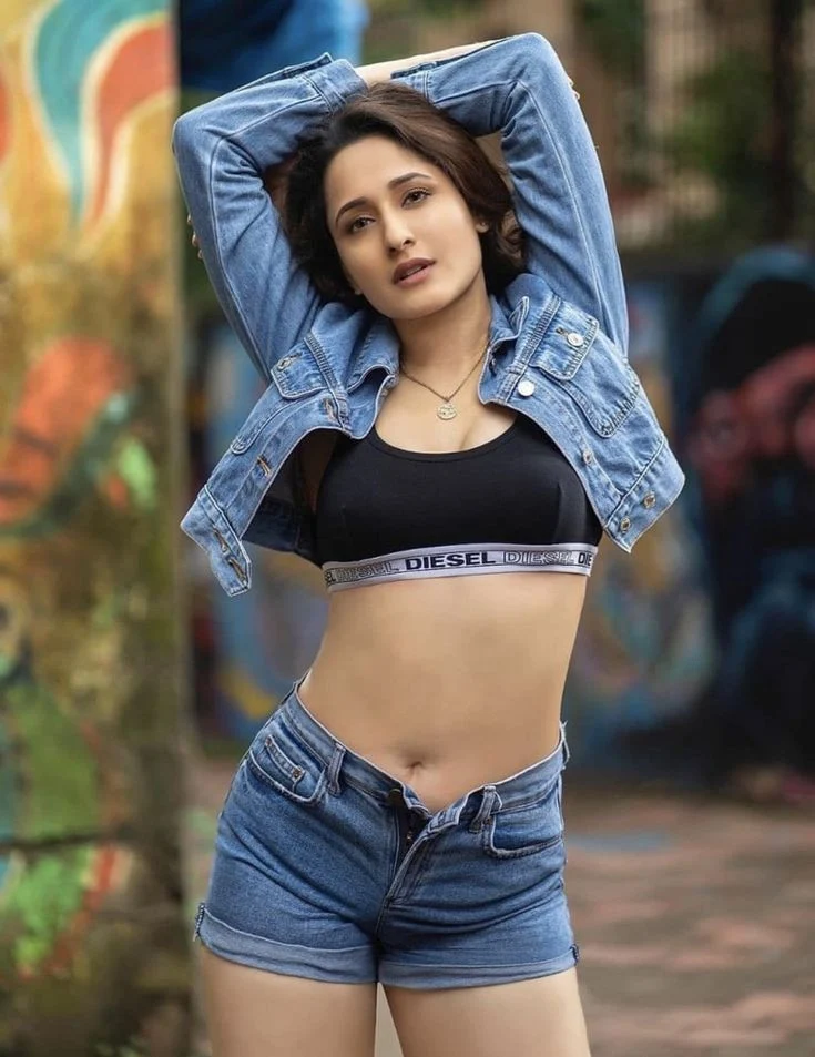 Pragya jaiswal navel