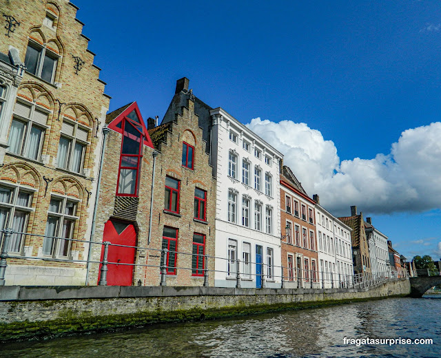 Passeio de barco pelos canais de Bruges na Bélgica