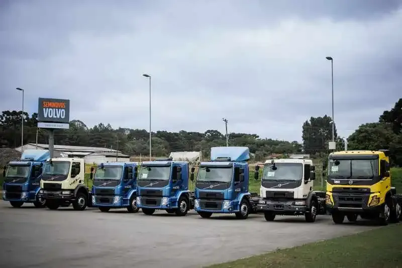 Estoque de caminhões seminovos em loja oficial da Volvo