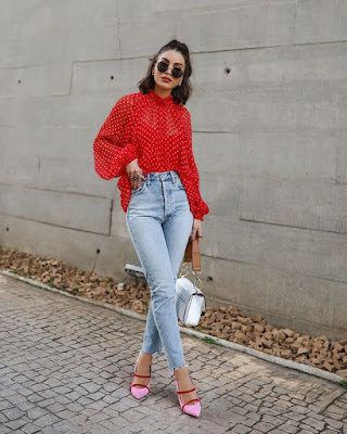 As tendências em calça jeans 2023 estão chegando com novidades que vão do vintage ao atual.