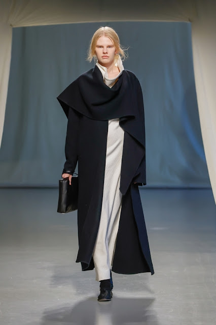 Défilé FW23 collection prêt-à-porter automne-hiver Ruohan Wang à la Fashion Week de Paris