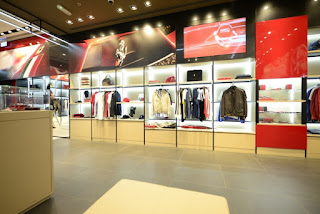 Green Pear Diaries, interiorismo, retail, Ferrari, flagship store, Dubai Mall, Dubai