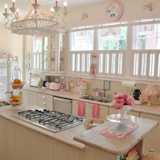 Cocina con decoración en tonos rosa pastel