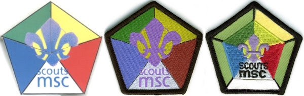 La insignia del pentágono de Scouts Católicos de Andalucía con flor de lis de Movimiento Scout Católico