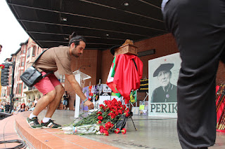 Miles de personas participan en el homenaje póstumo a Periko Solabarria