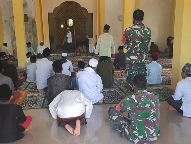 Satgas TMMD Ke-111,Kodim 1207/Pontianak Sholat Dzuhur Bersama Rakyat